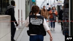 یک مأمور پلیس پاریس بیرون محل محل حادثه