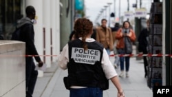 Французька поліція біля станції метро «Бібліотека Франсуа Міттерана» у Парижі, 31 жовтня 2023 року