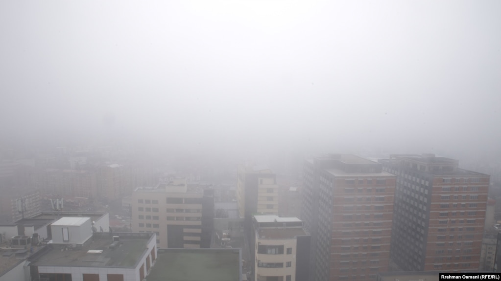 Disa ndërtesa në Prishtinë mezi shihen nga smogu dhe ajri i ndotur. Në ditën kur u shkrep kjo fotografi, sipas matjeve online, cilësia e ajrit në Prishtinë vlerësohej e pashëndetshme. 