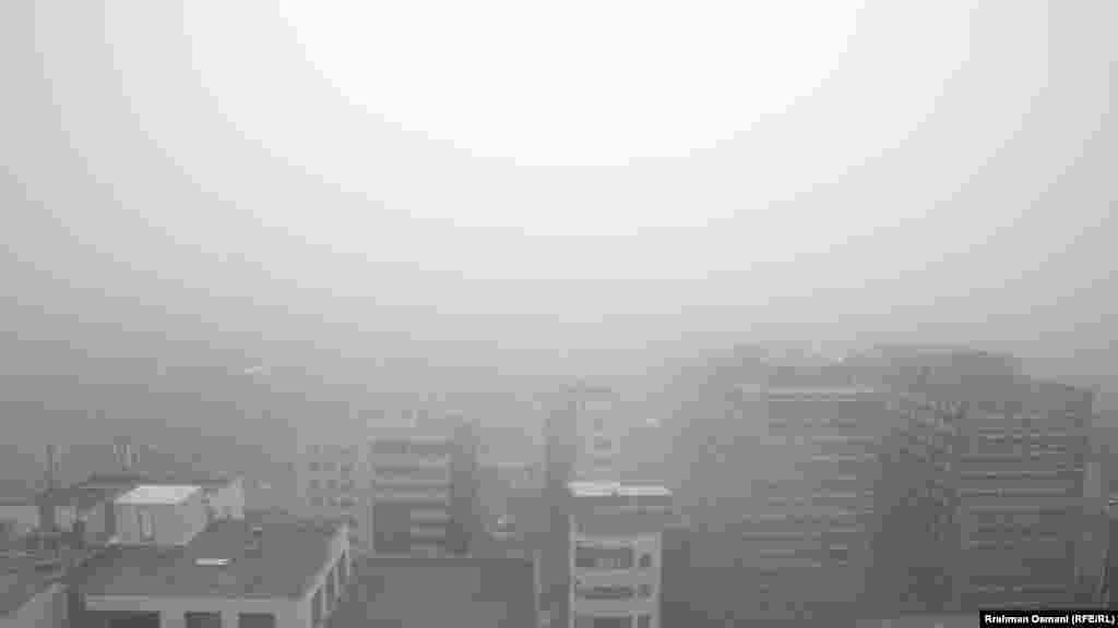 Disa ndërtesa në Prishtinë mezi shihen nga smogu dhe ajri i ndotur. Në ditën kur u shkrep kjo fotografi, sipas matjeve online, cilësia e ajrit në Prishtinë vlerësohej e pashëndetshme. 