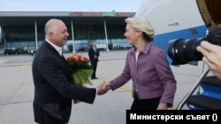 Бугарскиот премиер Росен Железков ја пречекува претседателката на Европската комисија, Урсула фон дер Лајен, на аеродромот во Пловдив.