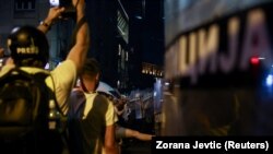 Ilustrativna fotografija, snimatelj na radnom zadatku tokom protesta u Beogradu, 28. juna