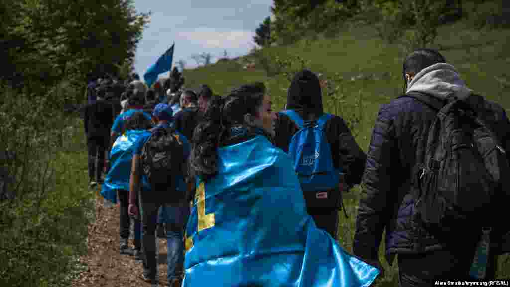 Крымские татары поднимаются на гору Чатыр-Даг перед днем депортации&nbsp;