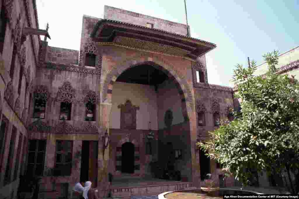 Ajikbash house, one of the mansions built by wealthy trading families in the 18th century. Its current status is unknown.