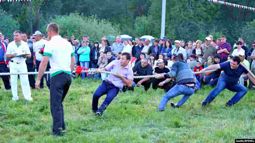 Мингәр авылы. Аркан тартыш уены.