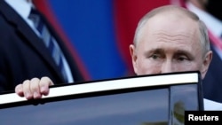 Președintele rus, Vladimir Putin, coborând din limuzină, la reuniunea de la Geneva din acest an. 