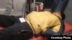 Мурагер Алимулы в машине скорой помощи после нападения. 21 января 2020 года.