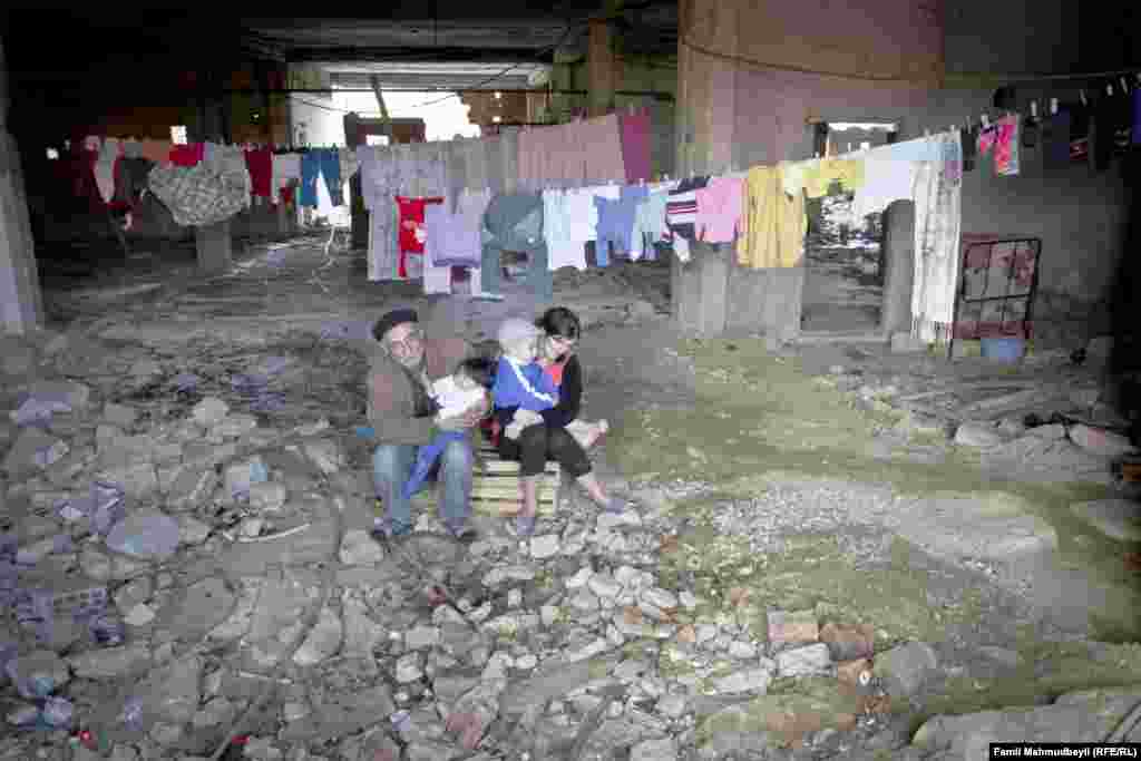 &laquo;Около 10 лет мы с мужем живем на съемном жилье. Муж работал рабочим и мы оплаяивали квартплату. 2 года назад муж заболел. Более месяца он лечил почки в больнице. Все наши деньги ушли на это лечение. У нас до сих пор остался долг аптеке в размере 400 манат...&raquo;.&nbsp;