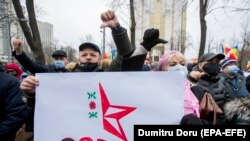 Protest în fața Parlamentului, în timp ce socialiștii și deputații din Pro Moldova adoptau un pachet de legi complicate și controversate, unele dintre ele, Chișinău, 3 decembrie 2020. 