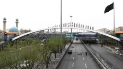 بیلبوردی تبلیغاتی در اتوبانی در تهران، ۸ فروردین