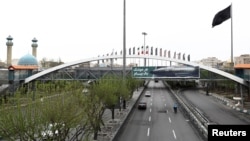 Ирандын борбор калаасы Тегерандын көчөлөрүнүн биринде. 2026-жылдын 28-марты. Иллюстрация сүрөт.