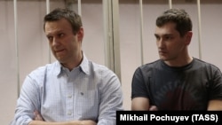 Алексей Навальный (слева) и Олег Навальный (справа)