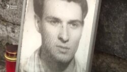 Оловли намойиш: Совет танкларига қарши ўзига ўт қўйиш тўлқини