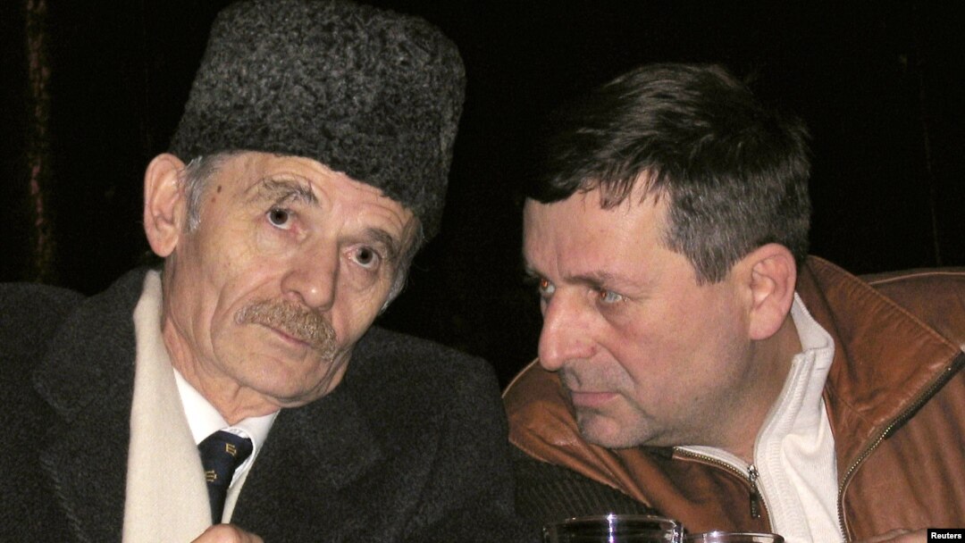 Crimean Tatar leaders Akhtem Chiygoz (right) and Mustafa Dzhemilev (file photo)