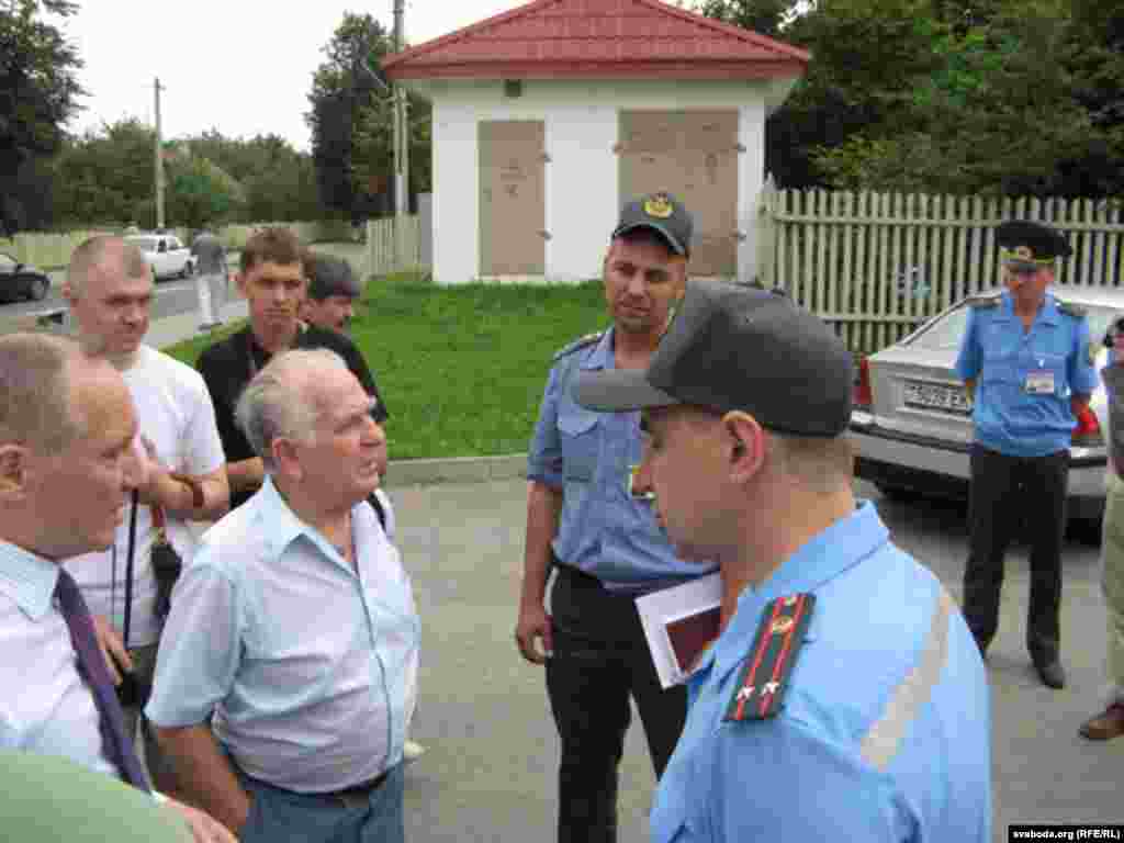 Міліцыя не давзоліла ўсталяваць шыльду Ларысе Геніюш у Ваўкавыску