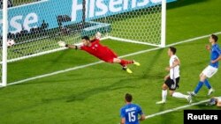 Mesut Ozil duke shënuar gol në një ndeshje të turneut Euro 2016.