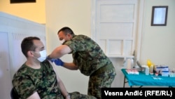 Vakcinacija pripadnika Vojske Srbije u kasarni na beogradskom Dedinju