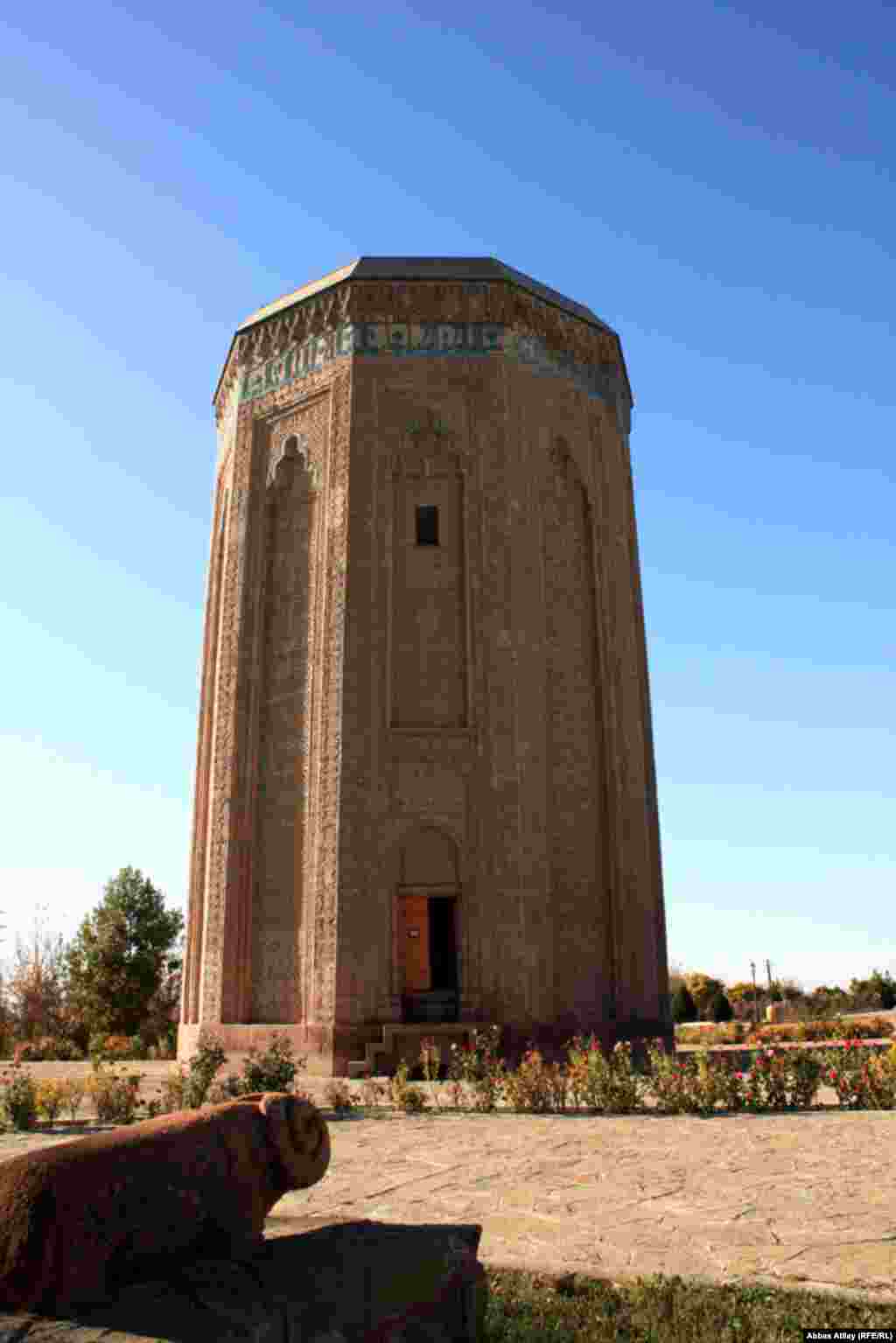 Atabəylər dövlətinin hökmdarı Məhəmməd Cahan Pəhləvan tərəfindən 1186-cı ildə anası Mömünə xatunun şərəfinə tikdirdiyi memarlıq abidəsi. Bu abidə memar Əcəmi Naxçıvaninin şah əsərlərindən hesab olunur. Tarixiçilərin araşdırmalarına və iddialarına görə M.C.Pəhləvanın məzarı da bu türbənin zirzəmi hissəsində yerləşir.