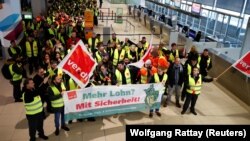 Профспілка вимагає підвищення заробітної плати, збільшення пільг і надбавок за понаднормову роботу для приблизно 25 000 співробітників служби безпеки аеропортів. Фото ілюстративне 