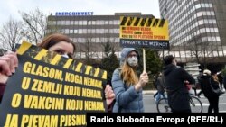 Protest zbog nenabavke vakcina u Sarajevu ispred zgrade Vlade Federacije BiH, (6. april)