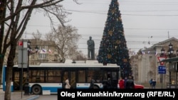 A Christmas tree in Simferopol remains unlit and an electric bus is immobilized as Crimea experiences its second power outage this week, 