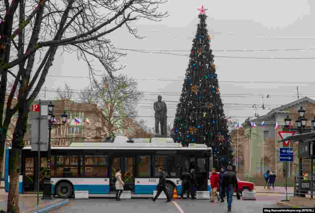 Яшчэ адно электрыфікаванае месца ў цэнтры Сымфэропаля, гэта Рада міністраў і цэнтральная ялінка.