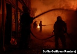 Пожарные тушат огонь на рынке "Барабашово" в Харькове, Украина, 1 октября 2025 года
