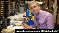 Fizik Louis Bloomfield.