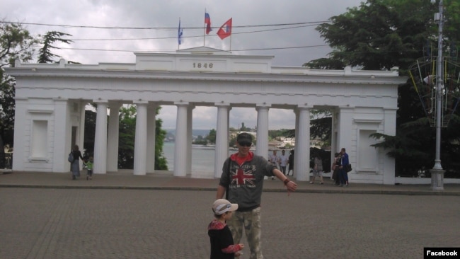 Максим Полупанов із сином в окупованому Криму. З особистого архіву Полупанова quhiqkkiqdziqqehab