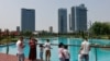 Tashkent City Park, же Ташкент шаардык паркында сейилдеп жүргөн шаардыктар. Июнь, 2025-жыл. 