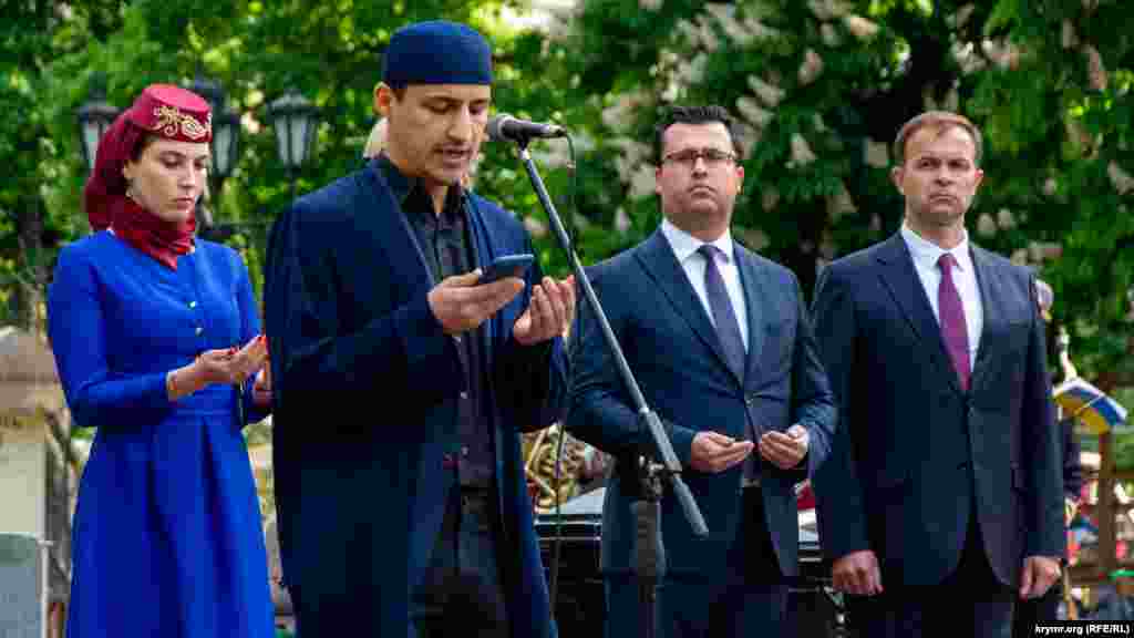Представитель крымскотатарской общины Ислям Тохлу прочел дуа (молитву) перед собравшимися&nbsp;