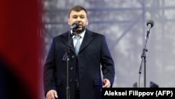 Водечкиот шеф на одделот во Доњецк, Денис Пушилин зборува на собир во Доњецк. 