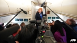 Дональд Трамп Air Force One учагында 2-августта журналисттерге маалымат берип