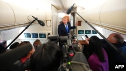 Donald Tramp "Air Force One" təyyarəsində