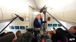 Președintele SUA, Donald Trump, vorbește cu jurnaliștii la bordul avionului Air Force One, pe 2 august.