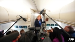 Президент США Дональд Трамп cпілкується з журналістами на борту Air Force One 2 серпня 2026 року