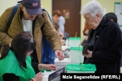 Mulți georgieni s-au prezentat sâmbătă la urne, doar ca să afle că cineva a votat deja în numele lor.