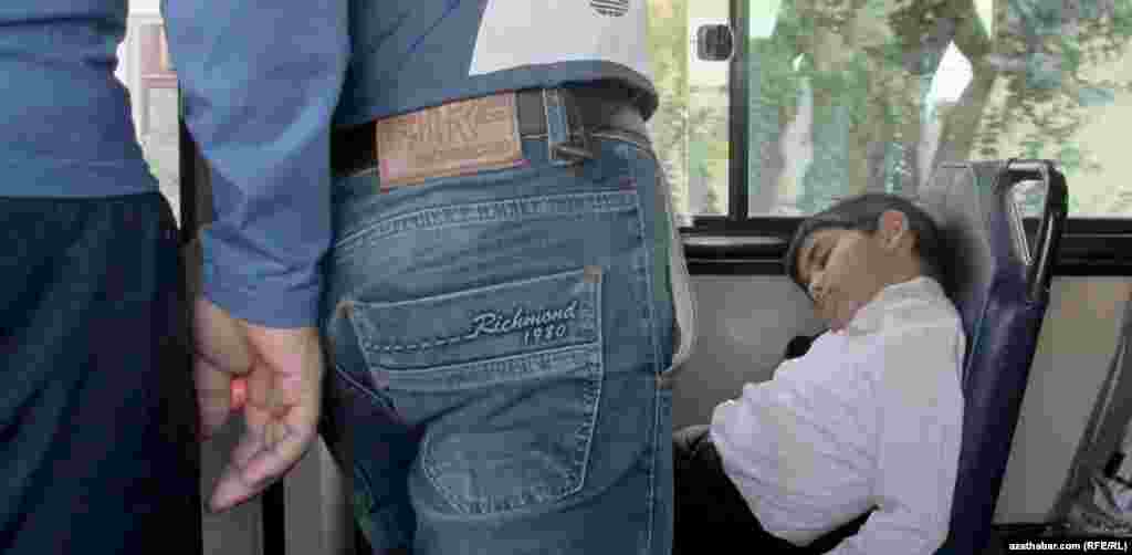 Mekdepden gaýdyp gelýän okuwçy awtobusda ýatyr. 