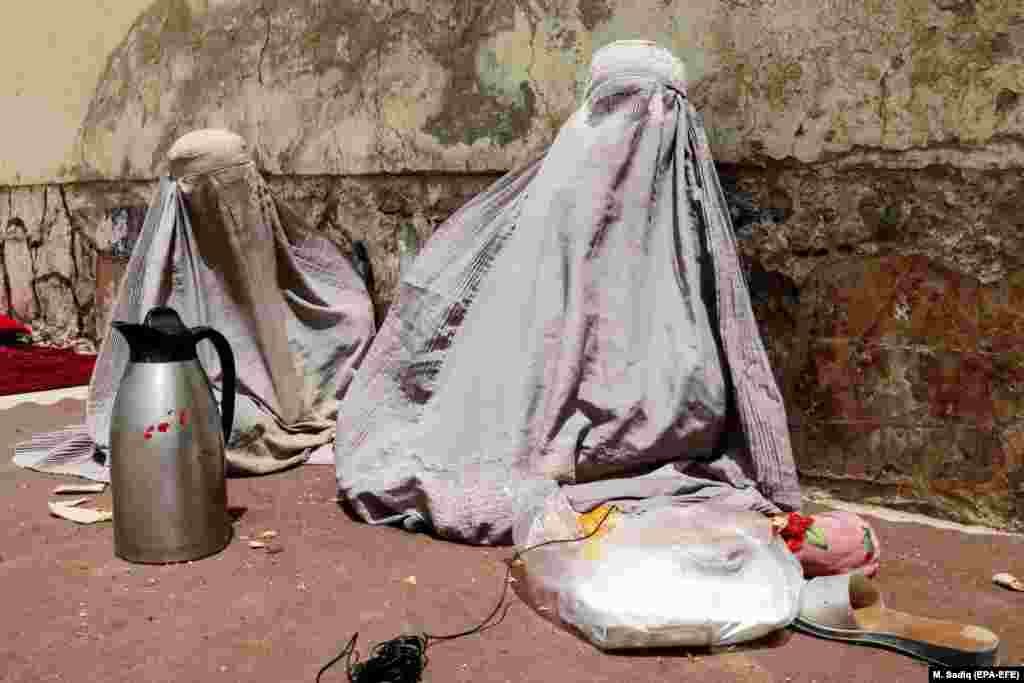 Women in burqas in Kandahar on August 4 &nbsp; Burqas in Afghanistan are often colored according to region, with brown burqas such as these frequently worn in Kandahar, blue being especially popular in Kabul, and white ones in the northern part of the country. &nbsp;