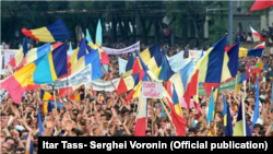 Crearea Frontului Popular din Moldova Miting organizat de Frontul Popular din Moldova cerînd noi legi care să declare limba moldovenească limba oficială a statului, iunie 1989 (Itar Tass- Serghei Voronin)