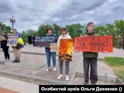 Ольга з молодшим сином на мітингу на підтримку полонених