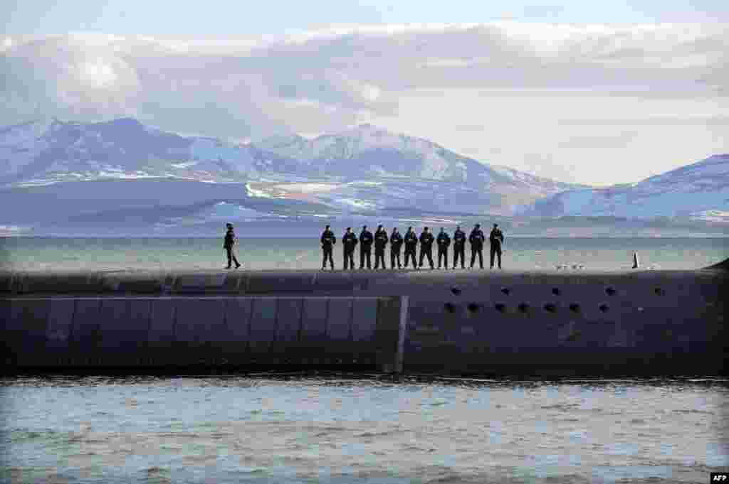 Submarinul nuclear britanic din clasa Trident HMS Victorious &icirc;n patrulare pe coasta de vest a Scoției, 5.04.3013.