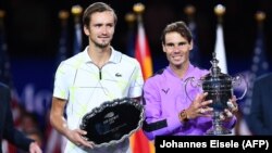 Переможець US Open Рафаель Надаль (п) і фіналіст Данило Медведєв, Нью-Йорк, 8 вересня 2019 року