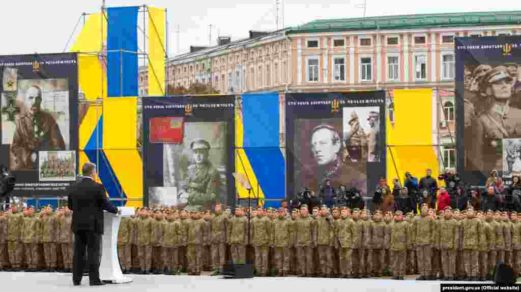 Президент України Петро Порошенко під час урочистого ритуалу складання клятви ліцеїста вихованцями Київського військового ліцею імені Івана Богуна, на Софійській площі у Києві, 14 жовтня 2017 року 