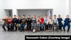 Elevii școlii primare din satul Miciurin, raionul Drochia. În instituție învață, în total, 16 elevi, în clasele I–IV.