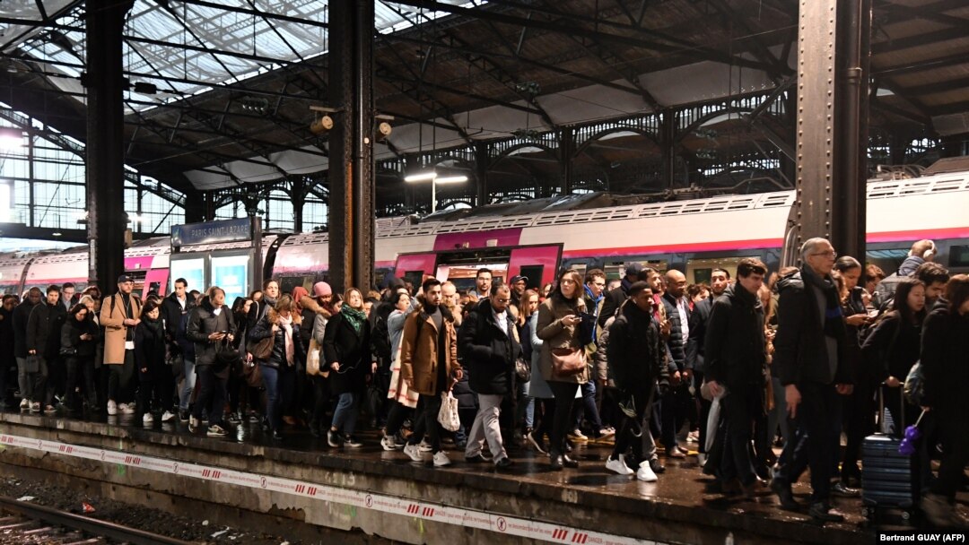 Većina metro stanica je zatvorena u Parizu, a železnice štrajkuju već 13 dana