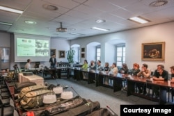 Учасники проєкту працюють над створенням віртуального музею під час навчального семінару