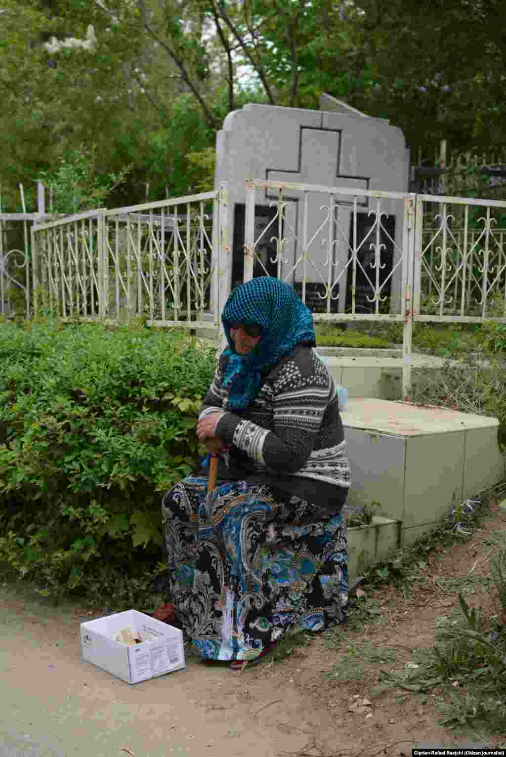 4. Chiar la intrarea în cimitir puteai vedea mulți cerșetori, apelînd la mila trecătorilor. (Foto: Ciprian-Rafael Raețchi)