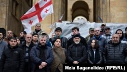 Молчаливая акция у парламента в центре Тбилиси