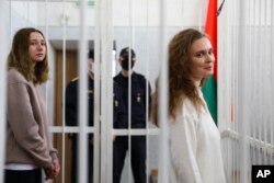 Журналістки каналу «Белсат» Катерина Андрєєва (праворуч) і Дар’я Чульцова, яких засудили до двох років колонії за стрім з акції протесту 15 листопада